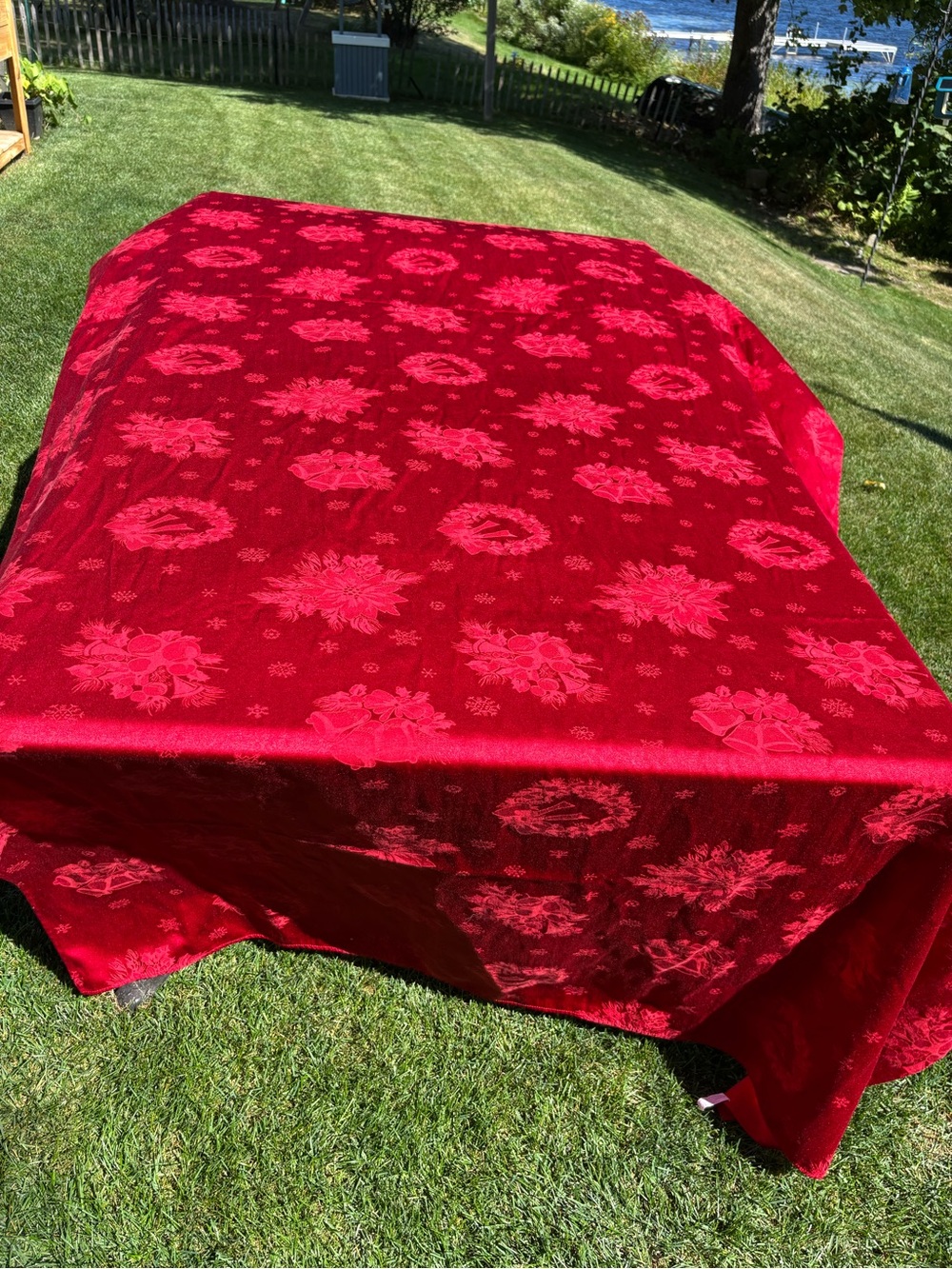MCM Elegant Extra-Long Red Damask Jacquard Christmas Tablecloth – 138" x 56" EUC